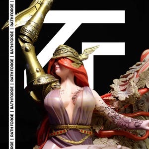 Puede incluir: Estatua detallada de una mujer con cabello rojo, que lleva un casco dorado con alas y un vestido púrpura. La estatua tiene detalles intrincados y está sobre un fondo negro con el texto "RATH FORGE".