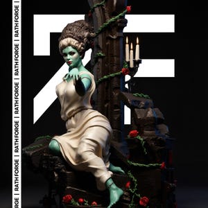 Peut inclure: Statue d'une femme à la peau verte, vêtue d'une robe blanche et de cheveux foncés. La figure est assise sur une structure en pierre ornée de roses et de vignes. Le fond est noir avec le texte "RATH FORGE".