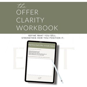 Puede incluir: Un cuaderno de trabajo digital en una tableta con el título "The Offer Clarity Workbook". La tableta muestra un formulario con preguntas sobre ofertas. Un lápiz óptico descansa sobre la pantalla. También es visible el texto "Refine What You Sell. Strengthen How You Position It."