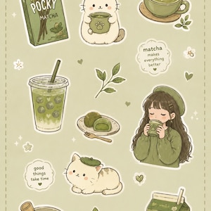 Puede incluir: Una hoja de pegatinas con varias ilustraciones temáticas de matcha, incluyendo una caja de Pocky, un gato con una taza, un latte, una persona bebiendo, mochi, un batidor, una planta y un cartón etiquetado Matcha Latte con el texto matcha makes everything better.