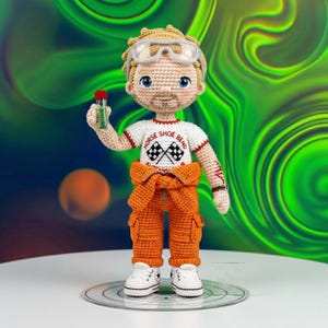 Peluche del personaggio del libro di fantascienza / Peluche di Ryland Grace del progetto Hail Mary / Amigurumi all'uncinetto fatto a mano / Regalo per nerd spaziale / Giocattolo per fan di fantascienza / L48D