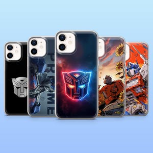 Op de afbeelding: Vijf telefoonhoesjes met verschillende ontwerpen. De hoesjes tonen afbeeldingen van Transformers-personages en logo's in heldere kleuren. De ontwerpen omvatten een zwart hoesje met een wit logo en hoesjes met afbeeldingen van Optimus Prime.