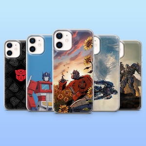 Op de afbeelding: Een verzameling van vijf telefoonhoesjes met verschillende Transformers-ontwerpen. De hoesjes tonen afbeeldingen van Optimus Prime, andere Autobots en grafische kunst. De hoesjes zitten in transparante beschermhoezen, tegen een lichtblauwe achtergrond.