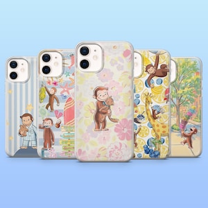 Può includere: Una collezione di custodie per telefoni con illustrazioni colorate di una scimmia in varie scene. I disegni includono una scimmia con un orsacchiotto, che tiene una banana e con un gatto. Le custodie hanno un bordo trasparente e uno sfondo azzurro.