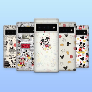 Puede incluir: Cinco fundas para teléfono con varios diseños de Mickey Mouse. Las fundas presentan una variedad de patrones, que incluyen ilustraciones de Mickey Mouse, texto y formas icónicas. La paleta de colores incluye negro, rojo, blanco y beige.