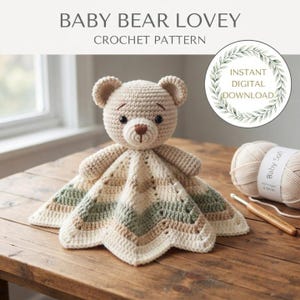 Könnte beinhalten: Eine Häkelanleitung für ein Baby-Bären-Schmusetuch mit dem Text BABY BEAR LOVEY CROCHET PATTERN und INSTANT DIGITAL DOWNLOAD. Der Bär hat einen beigen Kopf mit dunklen Augen und einer braunen Nase, befestigt an einer Decke mit Chevron-Muster in Creme, Beige und Salbeigrün.