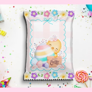 Puede incluir: Una bolsa de aperitivos blanca con temática de Pascua con un patrón de cuadros y un borde festoneado. La bolsa presenta un pollito de dibujos animados abrazando un huevo de Pascua colorido, con las palabras "Happy Easter" en un letrero de madera. La bolsa está decorada con flores.