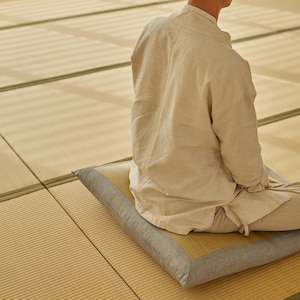 Natural Straw Zafu Meditation Cushion – Ergonomic Sloped Yoga Seat