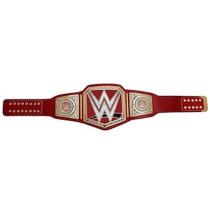 Puede incluir: Un cinturón de campeonato rojo y dorado con el logotipo de la WWE en el centro. La placa central muestra el logotipo de la WWE y las palabras "Universal Champion". El cinturón es de cuero y metal.