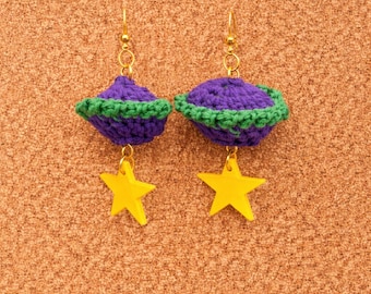 Kolczyki szydełkowe w kolorze zielono-fioletowym z planetą Saturn drukowaną w 3D – wyjątkowa biżuteria z włókna
