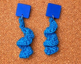 Niebieskie kolczyki spiralne z szydełkiem – sztyfty drukowane w 3D