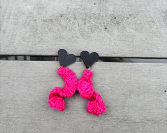 Odważne, intensywnie różowe i czarne kolczyki w kształcie serduszek – ręcznie robiona biżuteria z wiszącym akcentem, prezent dla niej