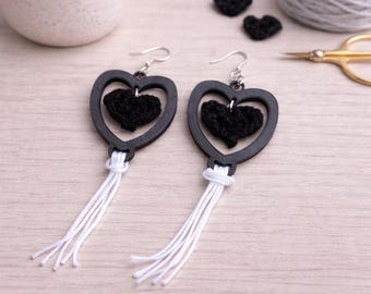 Szydełkowe kolczyki z frędzlami w kształcie serca – ręcznie robiona biżuteria na Walentynki