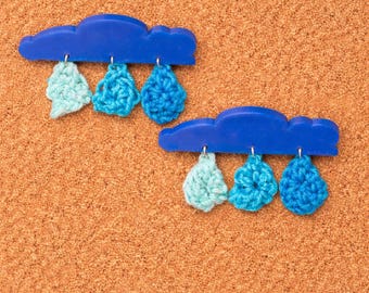 Kolczyki w kształcie pastelowych niebieskich chmur z szydełkowanymi łezkami – ręcznie robiona, fantazyjna biżuteria z kroplami deszczu, drukowana w 3D