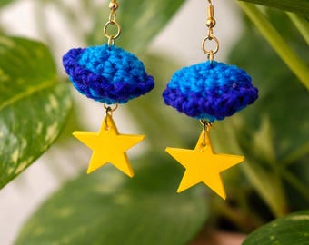 Kolczyki z nadrukiem planet w kolorze niebieskim i indygo, szydełkowane w 3D – ręcznie robiony, wyrazisty prezent dla niej