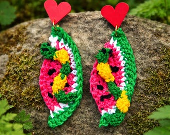 Ręcznie robione szydełkowe kolczyki w kształcie arbuza z gąsienicą na lato