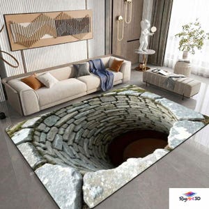 Puede incluir: Una alfombra rectangular con un diseño de pozo en 3D. La alfombra presenta un pozo de piedra, con tonos grises y marrones. El pozo parece profundo, creando un efecto visual único. La alfombra está colocada en un salón, con un sofá y otros muebles.