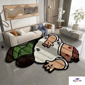 Könnte beinhalten: Ein Teppich im Cartoon-Stil, der eine Figur in einem weißen Hemd, grüner Hose und braunen Armen und Kopf zeigt. Der Teppich liegt auf einem grau gefliesten Boden in einem modernen Wohnzimmer mit einem beigen Sofa und Wanddekorationen.