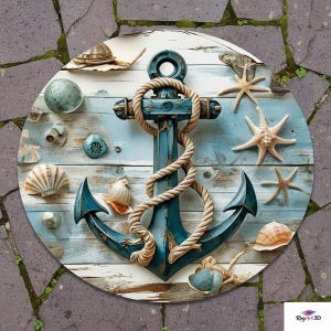 Puede incluir: Decoración mural circular de temática náutica, con un ancla turquesa envuelta en una cuerda, sobre un fondo de tablones de madera azules y blancos desgastados. Conchas marinas, estrellas de mar y un pequeño sombrero se disponen alrededor del ancla.