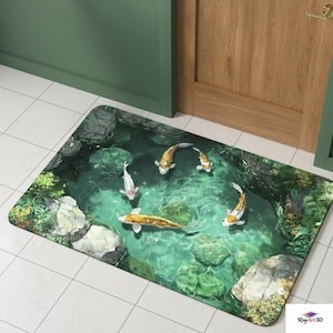 Puede incluir: Felpudo rectangular con un diseño 3D de estanque de carpas koi. La alfombra muestra un estanque turquesa con peces koi en tonos naranja, blanco y dorado. Grandes rocas y follaje verde enmarcan el estanque, creando una escena natural.