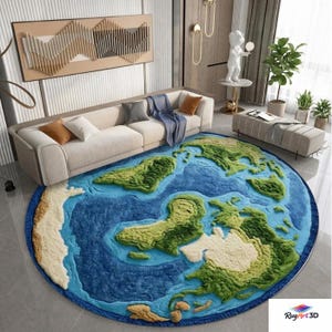 Puede incluir: Una alfombra redonda con un diseño detallado del mapa de la Tierra. La alfombra presenta océanos azules, continentes verdes y zonas costeras beige. El diseño es tridimensional, creando una apariencia texturizada. La alfombra está colocada sobre un suelo gris en un salón.