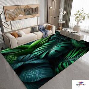 Puede incluir: Una alfombra grande con un llamativo diseño de hojas tropicales en tonos verdes y turquesas. La alfombra está en un salón, con un sofá beige y cojines. El diseño de la alfombra crea una declaración audaz, agregando naturaleza.