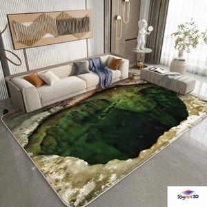 Puede incluir: Una alfombra grande con un diseño 3D que representa una piscina verde oscuro rodeada de un paisaje rocoso marrón claro y beige. La alfombra está colocada en un salón con un sofá beige y elementos decorativos.