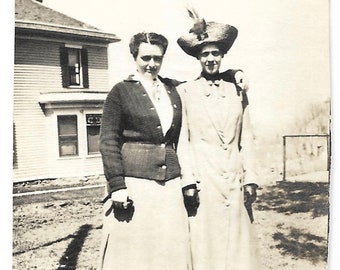 Stylish Hat 1910’s Vintage Snapshot Mother & Daughter Big Hat Fashionable Suit Long Skirt Vintage Photo