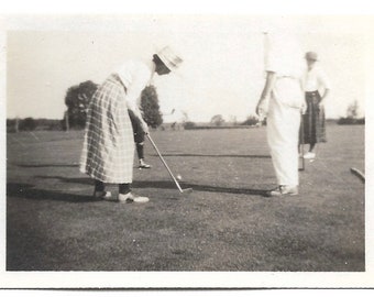 1920’s Woman’s Golf Original Vintage Photo Lining Up The Putt Saddle Shoe Golf Shoes Vintage Sportswear Sun Hat Sports