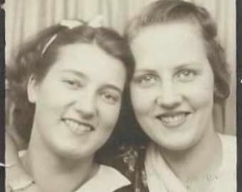 Vintage Photo Booth Girlfriends Photobooth