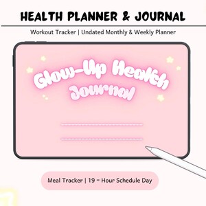 Może przedstawiać: Cyfrowy planer zdrowotny i dziennik z tekstem "Glow-Up Health Journal" w świecącej, bąbelkowej czcionce. Planer zawiera narzędzie do śledzenia treningów, niedatowany planer miesięczny i tygodniowy oraz narzędzie do śledzenia posiłków. Pióro jest umieszczone w pobliżu planera.