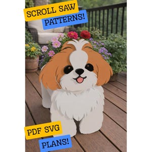 Puede incluir: Una jardinera de madera con forma de perro Shih Tzu, con pelaje marrón y blanco, nariz negra y lengua rosa. La jardinera está rodeada de flores y el texto "SCROLL SAW PATTERNS!" y "PDF SVG PLANS!" se muestra en amarillo y azul.
