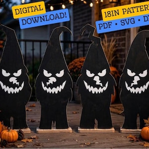 Peut inclure: Quatre silhouettes de gnomes en bois noir avec des traits de visage blancs en dents de scie et des chapeaux pointus. Le texte DIGITAL DOWNLOAD et 18IN PATTERN PDF SVG DXF est visible. Chaque gnome repose sur une base rectangulaire.