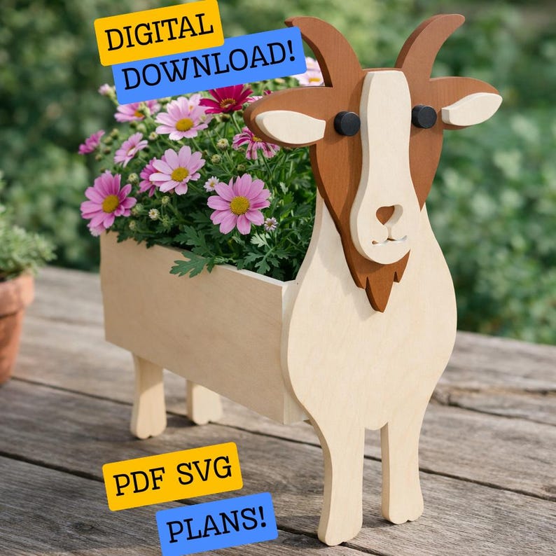 Pode incluir: Uma floreira em forma de cabra de madeira com acabamento castanho claro e branco, com flores rosa e roxas. A floreira tem uma caixa retangular para as flores e o texto "DOWNLOAD DIGITAL!" e "PLANOS PDF SVG!" na imagem.