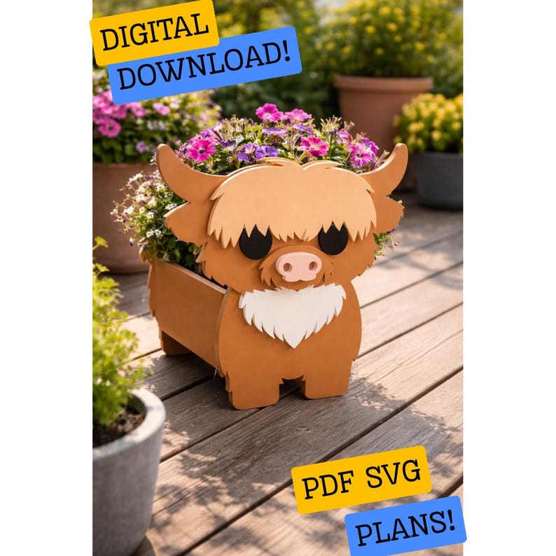 Op de afbeelding: Een bruine Highland koeienplanter gevuld met roze en paarse bloemen. De planter heeft een cartoonachtig ontwerp met grote hoorns en een pluizige pony. Tekst op de afbeelding luidt "DIGITALE DOWNLOAD!" en "PDF SVG PLANNEN!"