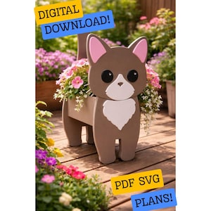 Op de afbeelding: Een bruine, hondvormige plantenbak gevuld met roze en witte bloemen. De plantenbak heeft een witte borst en roze gevoerde oren. Tekst op de afbeelding luidt "DIGITALE DOWNLOAD!" en "PDF SVG PLANNEN!"