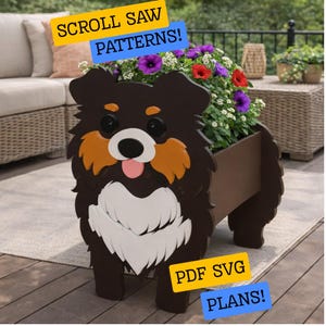 Könnte beinhalten: Ein holzgeschnitzter Hundeblumenkasten, gefüllt mit bunten Blumen. Der Hund ist braun, schwarz, orange und weiß, mit einer rosa Zunge. Der Text auf dem Bild lautet "SCROLL SAW PATTERNS!" und "PDF SVG PLANS!"