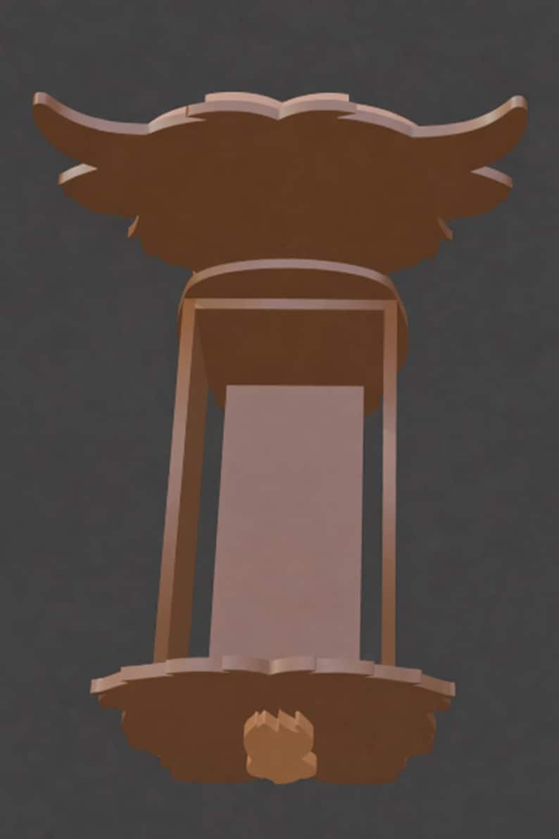 Op de afbeelding: Een bruine houten decoratieve standaard met een rechthoekig midden en sierlijke boven- en onderontwerpen. De bovenkant heeft een vleugelachtige vorm en de onderkant een bloemmotief. De standaard is lichtbruin.
