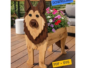Può includere: Una fioriera in legno a forma di cane pastore tedesco, con tonalità di legno marrone scuro e chiaro. La fioriera contiene fiori rosa, bianchi e rossi. Il testo sull'immagine recita: DIGITAL DOWNLOAD! PDF • SVG PLANS.