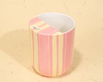Taza de viaje con diseño de rayas rosas y amarillas, estilo retro, de cerámica pastel, hecha a mano, ideal como regalo