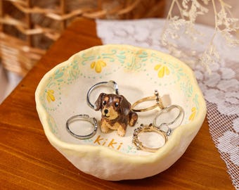Plato para anillos de mascotas personalizado color crema y amarillo con diseño floral, plato para anillos de perro salchicha, bandeja de joyería de cerámica personalizada, cuenco de baratijas de cerámica hecho a mano, regalos para perros salchicha