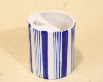 Caneca de viagem minimalista com listras azuis, caneca de cerâmica estética feita à mão, copo elegante para bebidas, acessório de mesa charmoso, presente exclusivo para ela.