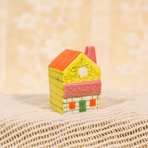 Kleurrijk grillig geel roze miniatuur huis keramiek klein aardewerk beeldje schattig handgemaakt klein dorp decor handgeschilderd huisje cadeau