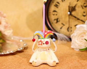 Adorno para pastel Love Bunny Jester, portavelas de cerámica pintado a mano, figura de conejo payaso de estilo vintage, dulce regalo de cumpleaños