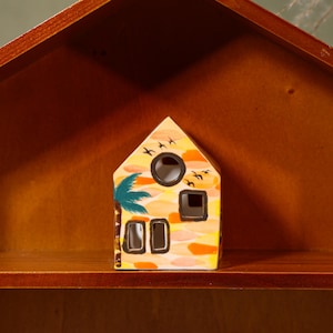Portavelas de cerámica con forma de casa de palmera naranja al atardecer tropical, farol de cerámica caprichoso para velas de té, decoración acogedora para estante de mini cabaña, regalo artesanal, arte