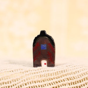 Casa de cerâmica gótica escura com telhado preto, marrom escuro com samambaia vermelha, miniatura de cerâmica feita à mão, chalé sombrio, pequena estatueta, decoração de prateleira com tema de bruxa, presente.