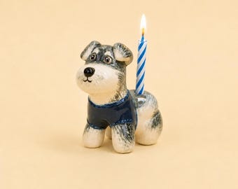 Adorno para pastel de perro Schnauzer con suéter azul, adorable portavelas de cerámica, figura de mascota en miniatura Kawaii, decoración para fiesta de cumpleaños, regalo para amantes de los perros
