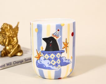Taza de viaje de cerámica con diseño de cuervo mago caprichoso, vaso de café de circo pastel, taza de té de pájaro Fairycore, cerámica reutilizable, sombrero mágico de cuervo, regalo