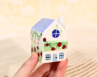 Cottagecore blauw dak miniatuur huis rode roos bloemen beeldje schattig keramisch klein huisdecor handgemaakt aardewerk klein dorpshuis cadeau