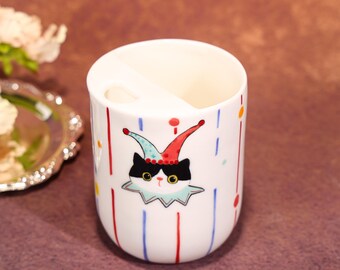 Taza de viaje con diseño de payaso gato de circo mágico, rayas rojas y azules, taza de cerámica hecha a mano, vaso de cerámica Kawaii, vajilla de carnaval para té y café, regalo para ella.